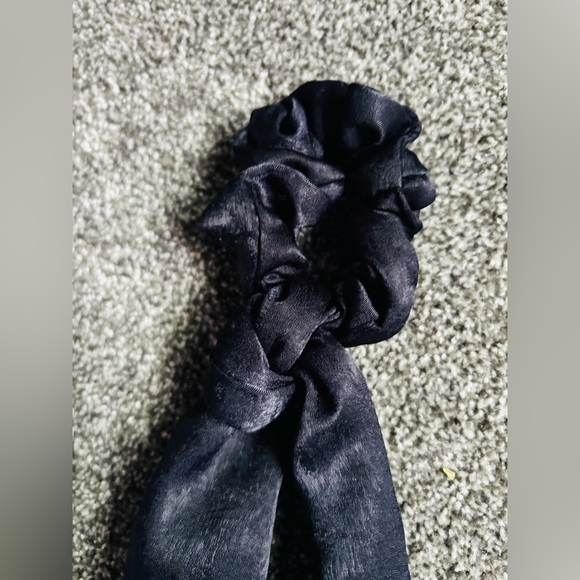 FOREVER 21 NAVY SATIN HAIR TIE!
OSFA - Picture 2 of 6
